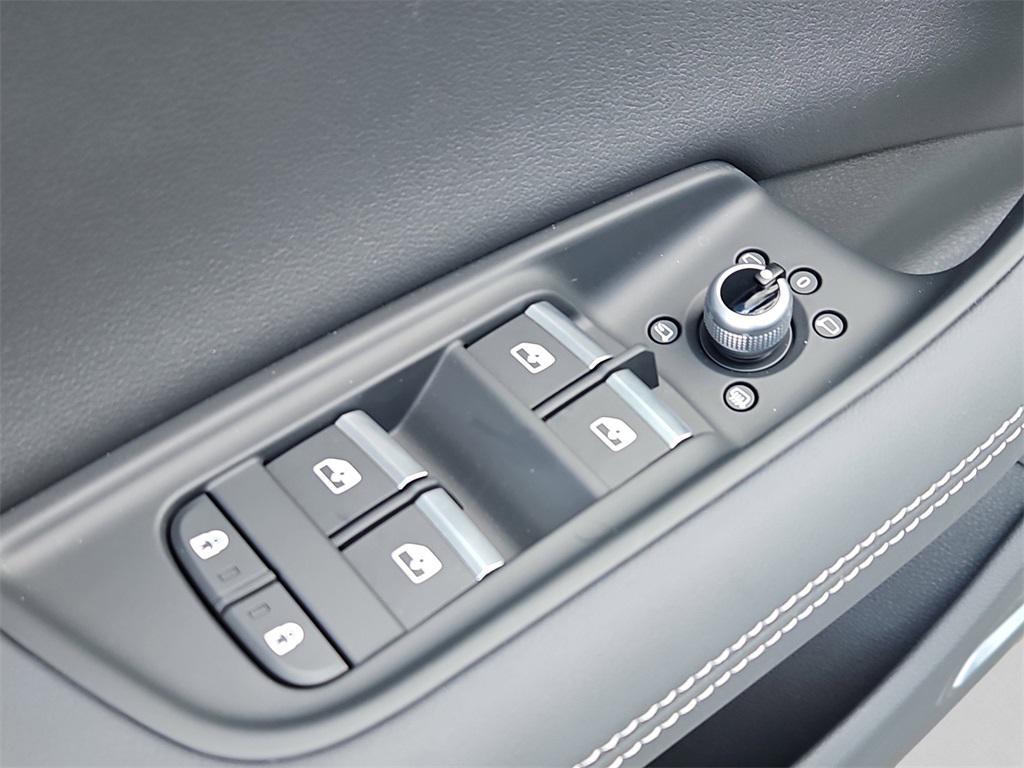 new 2025 Audi Q7 car, priced at $73,910