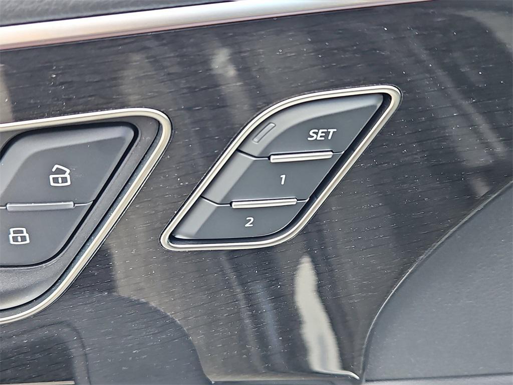 new 2025 Audi Q7 car, priced at $76,480