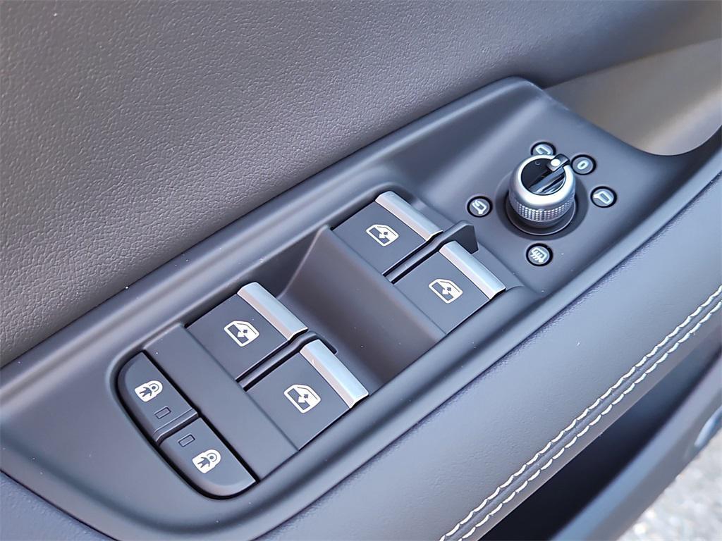 new 2025 Audi Q7 car, priced at $73,600