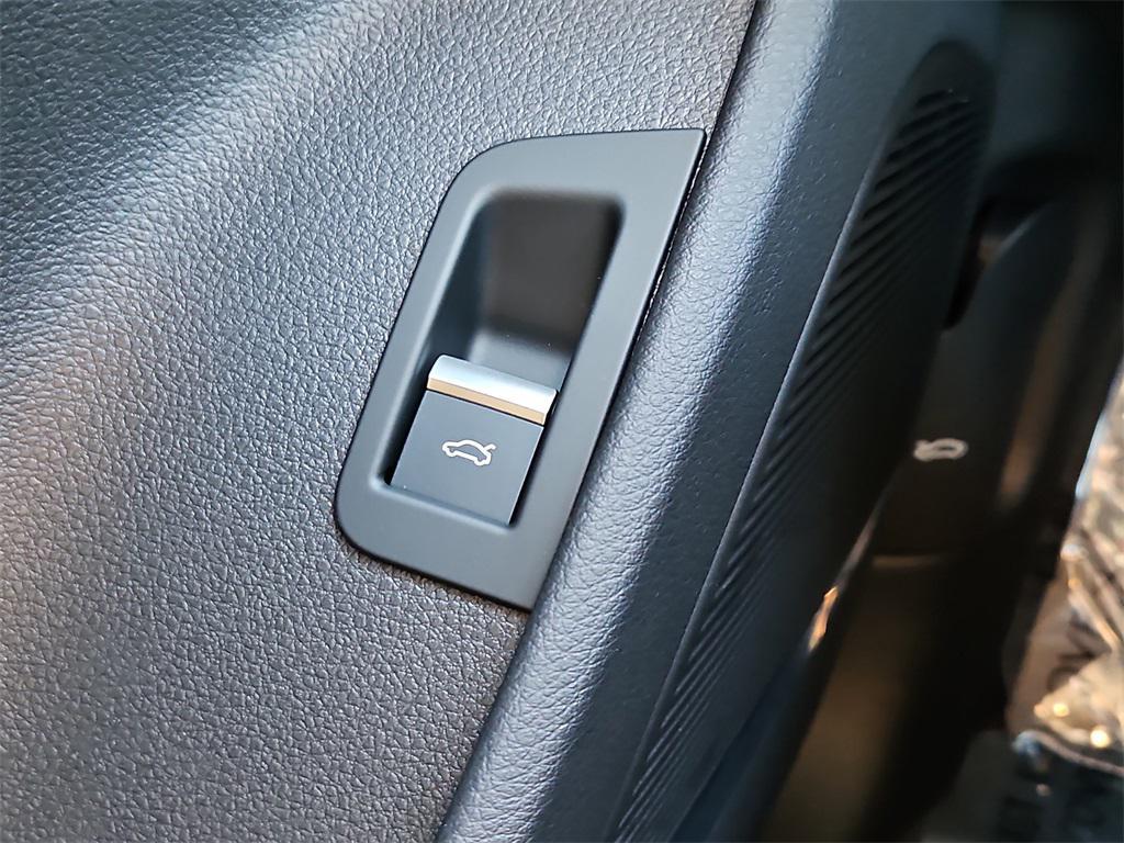 new 2025 Audi Q7 car, priced at $73,600