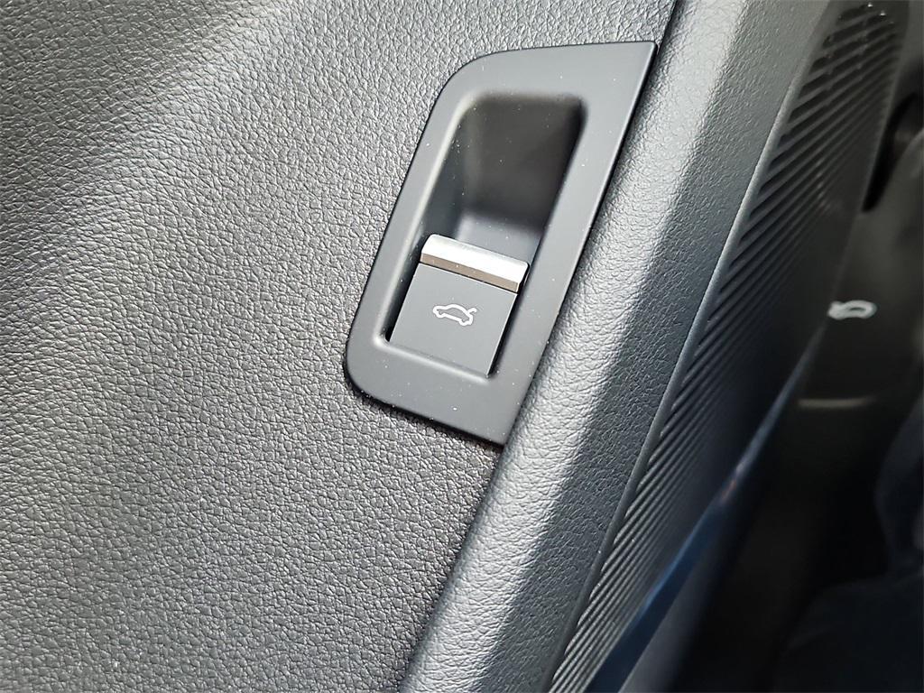 new 2025 Audi Q7 car, priced at $76,990