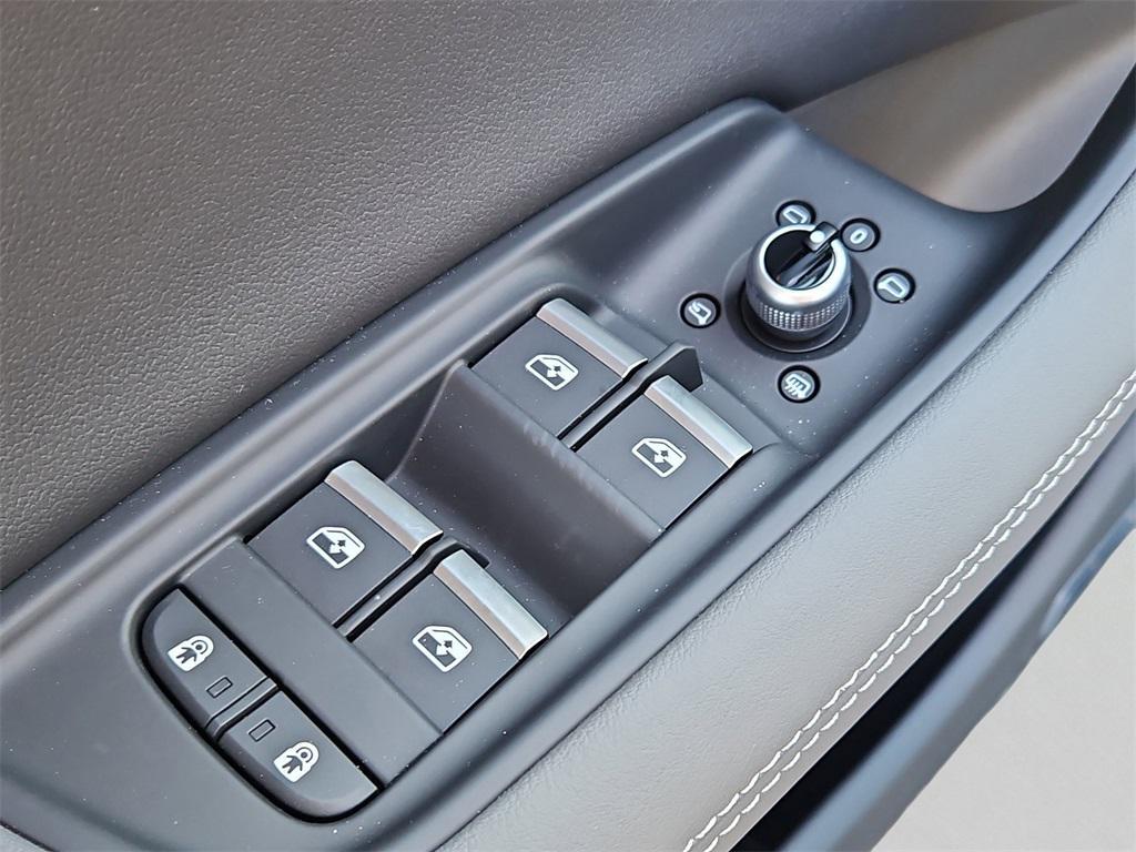 new 2025 Audi Q7 car, priced at $73,910
