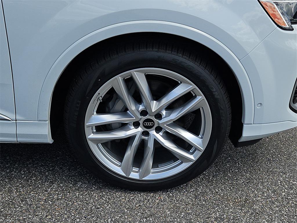 new 2025 Audi Q7 car, priced at $76,990