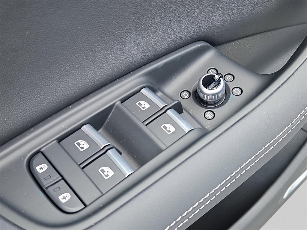 new 2025 Audi Q7 car, priced at $76,990
