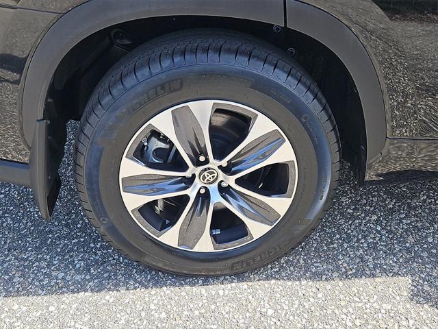 used 2022 Toyota Highlander car, priced at $38,987