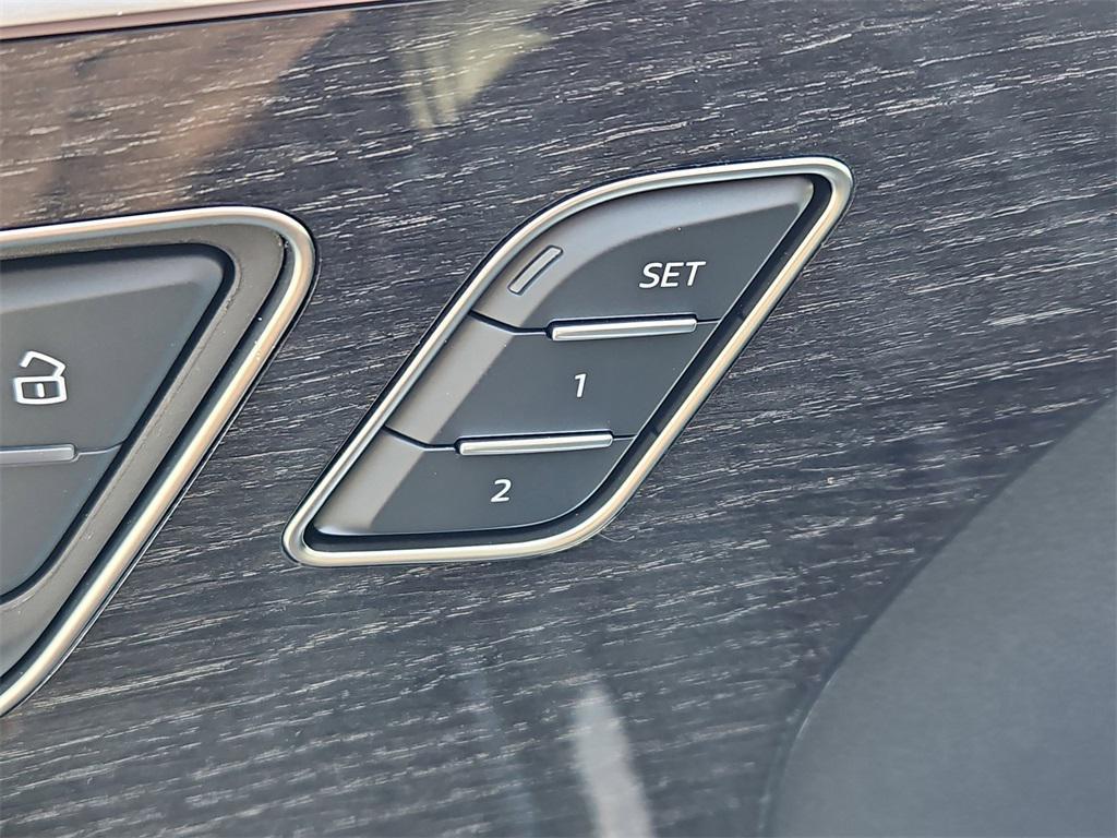 new 2025 Audi Q7 car, priced at $76,480