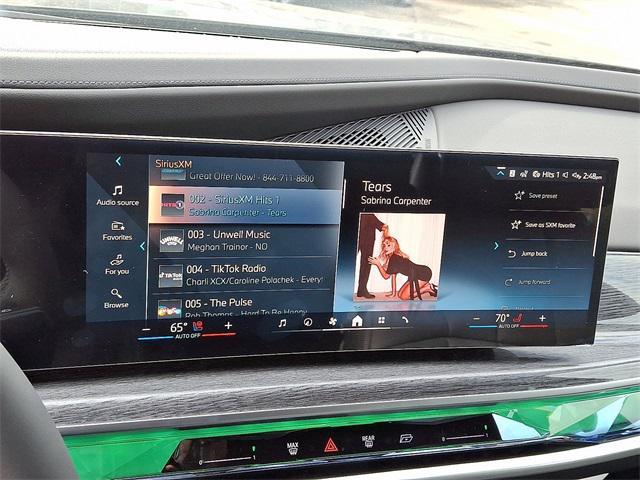 new 2025 BMW 760 car, priced at $128,325