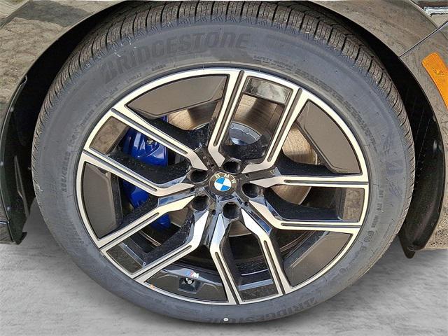 new 2025 BMW 760 car, priced at $128,325