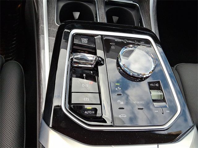 new 2025 BMW 760 car, priced at $128,325