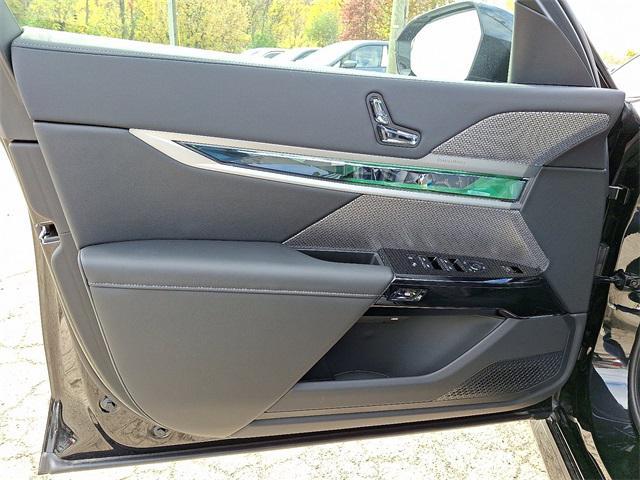 new 2025 BMW 760 car, priced at $128,325