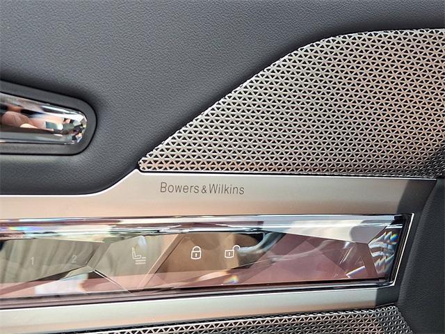 new 2025 BMW 760 car, priced at $128,325