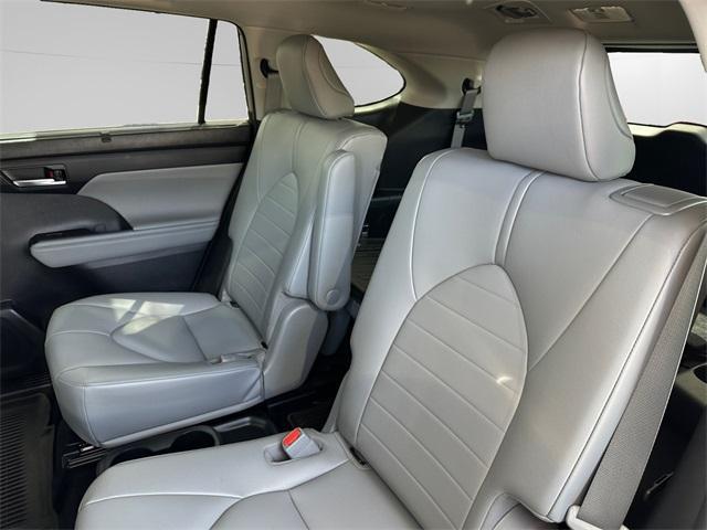 used 2021 Toyota Highlander car, priced at $34,000