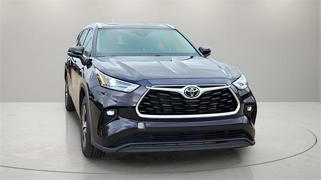 used 2022 Toyota Highlander car, priced at $32,491