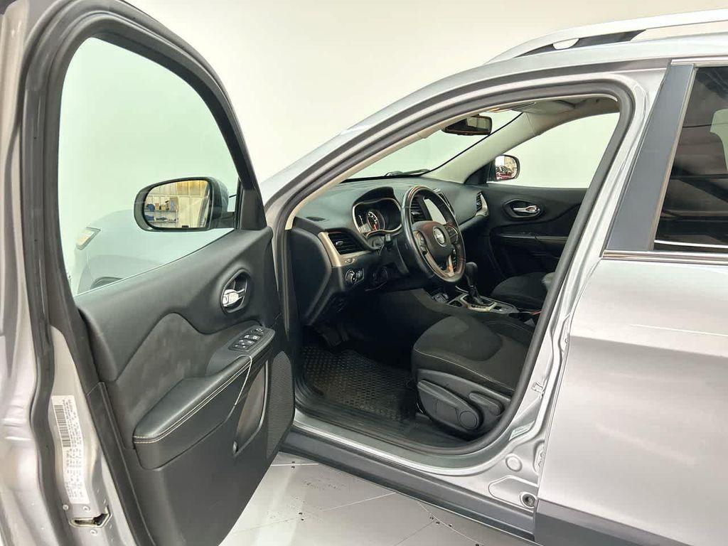 used 2016 Jeep Cherokee car, priced at $10,400