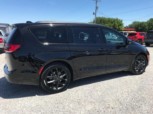 new 2024 Chrysler Pacifica car, priced at $43,437