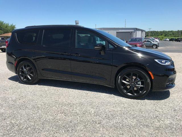 new 2024 Chrysler Pacifica car, priced at $43,437