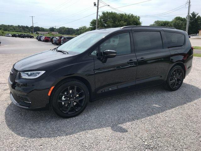 new 2024 Chrysler Pacifica car, priced at $43,437