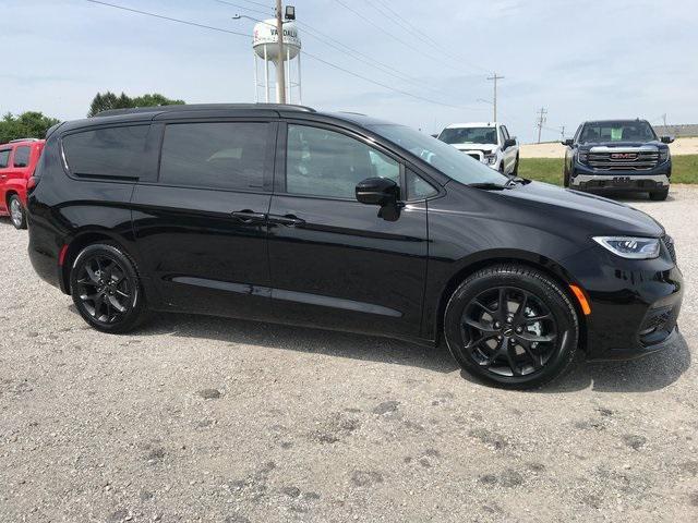 new 2024 Chrysler Pacifica car, priced at $43,437