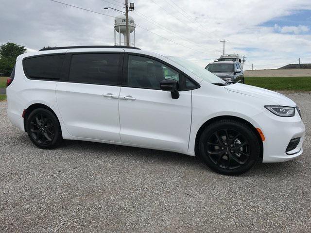 new 2024 Chrysler Pacifica car, priced at $47,295