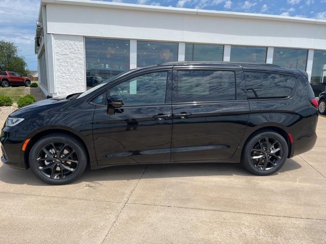 new 2024 Chrysler Pacifica car, priced at $44,750