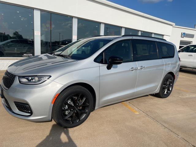 new 2024 Chrysler Pacifica car, priced at $44,945