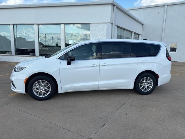 new 2025 Chrysler Pacifica car, priced at $39,945