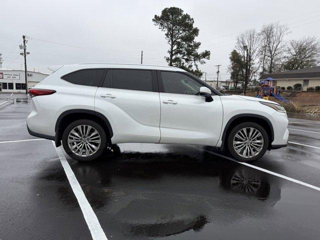 used 2022 Toyota Highlander car, priced at $39,990