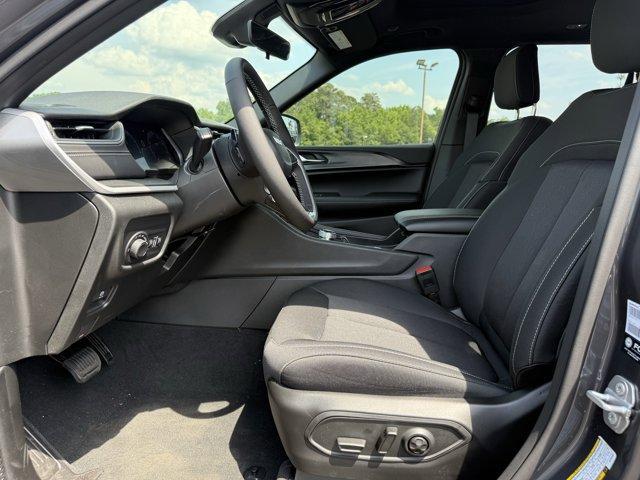 new 2025 Jeep Grand Cherokee car, priced at $42,170
