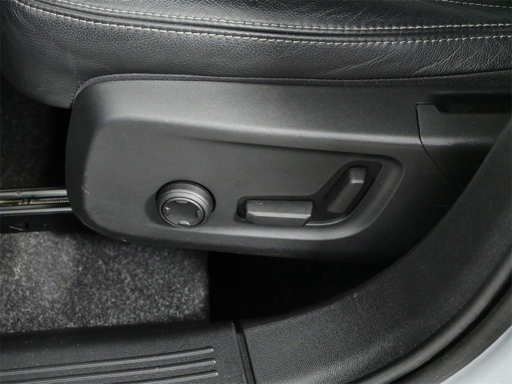 used 2021 Volvo XC40 car, priced at $26,898