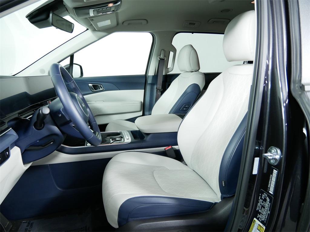 used 2025 Kia Carnival car, priced at $39,944