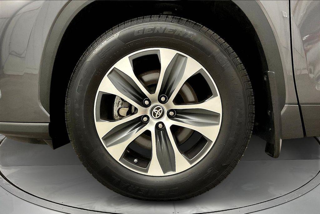 used 2022 Toyota Highlander Hybrid car, priced at $37,078