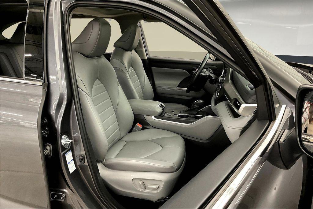 used 2022 Toyota Highlander Hybrid car, priced at $37,078