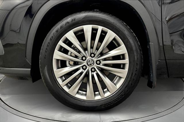 used 2022 Toyota Highlander car, priced at $44,019