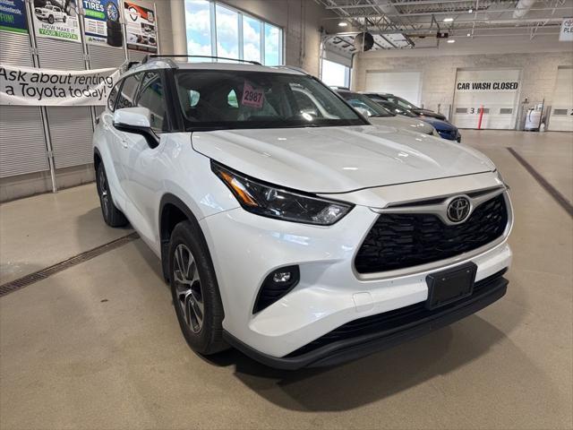 used 2022 Toyota Highlander car, priced at $38,400
