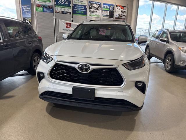 used 2022 Toyota Highlander car, priced at $38,400