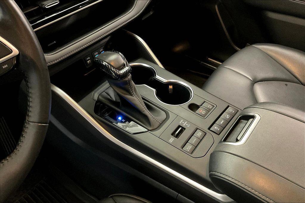 used 2022 Toyota Highlander car, priced at $36,427