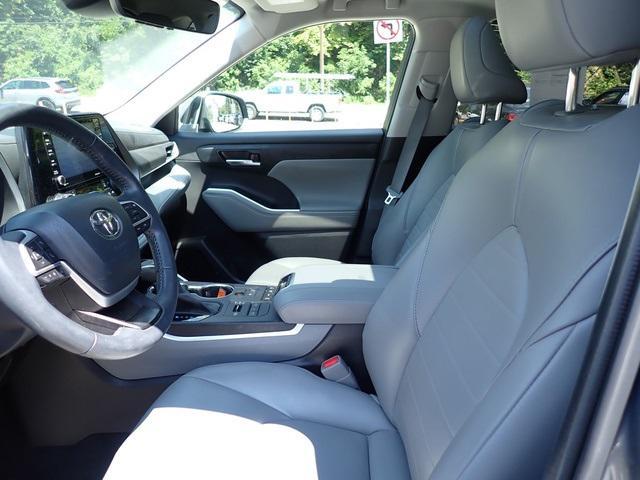 used 2022 Toyota Highlander car, priced at $37,900