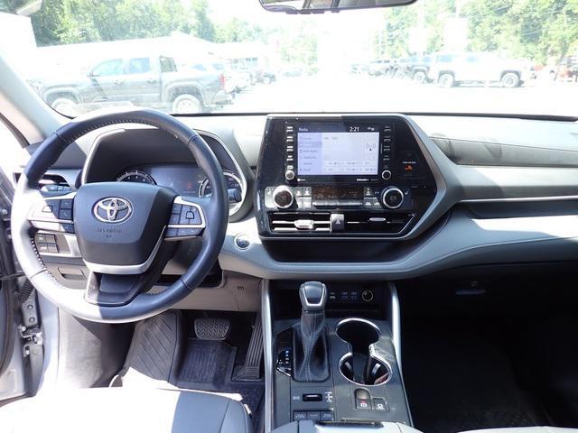 used 2022 Toyota Highlander car, priced at $37,900