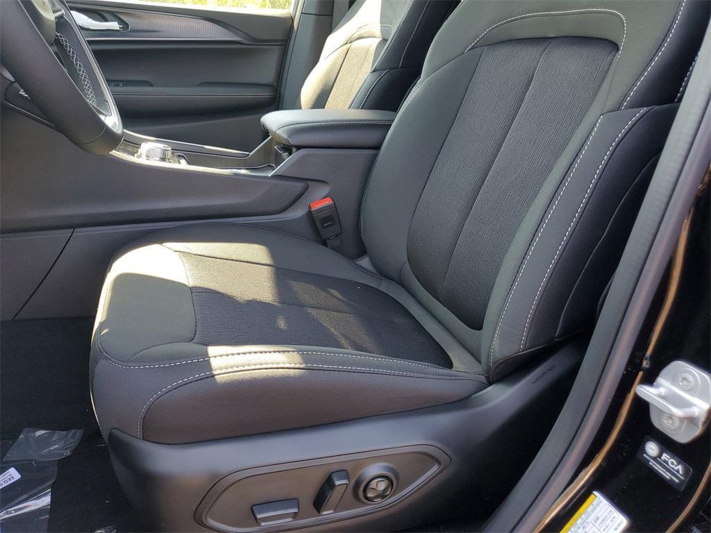 new 2025 Jeep Grand Cherokee car, priced at $39,625