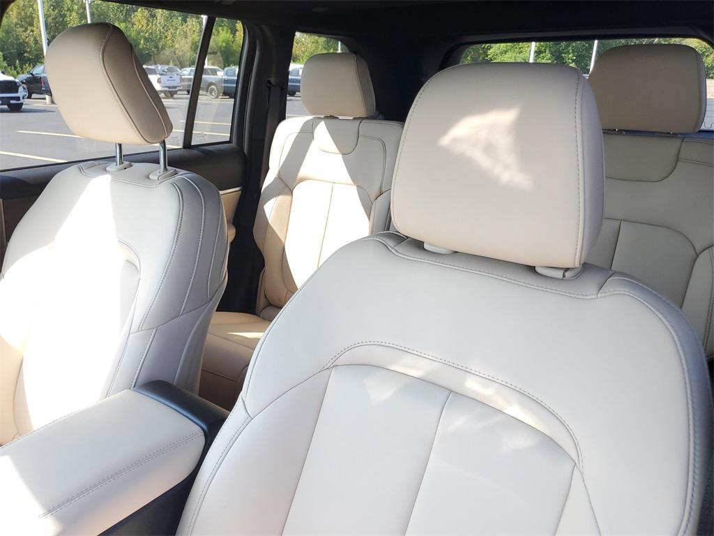 new 2025 Jeep Grand Cherokee car, priced at $44,408