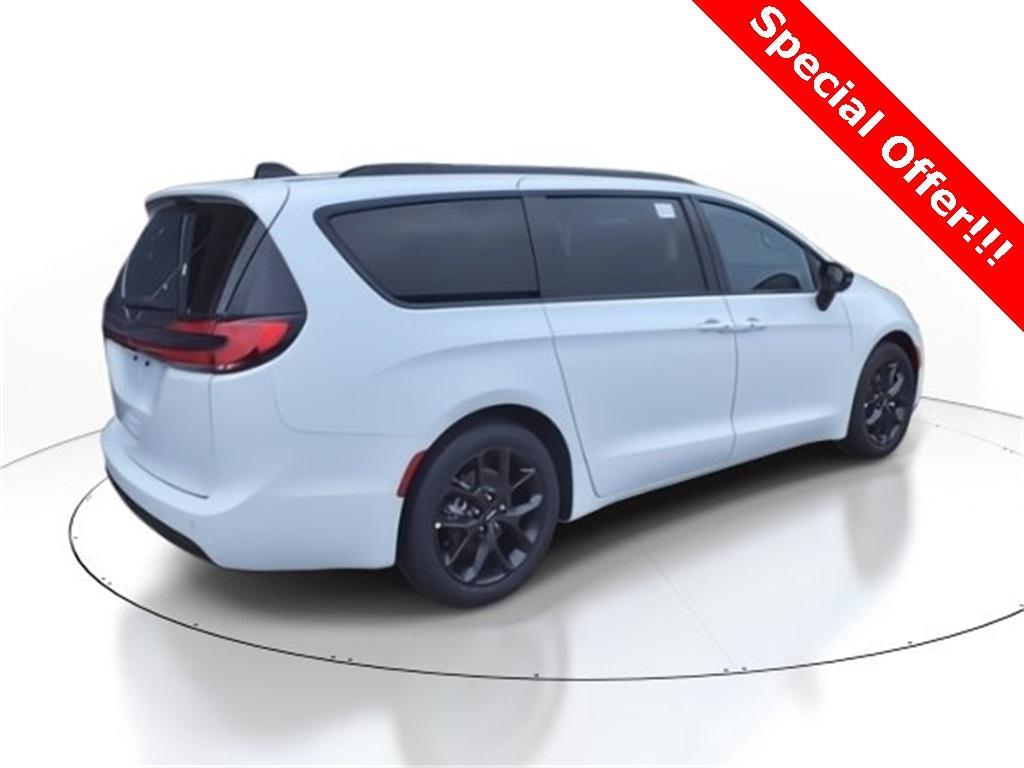 new 2024 Chrysler Pacifica car, priced at $42,477