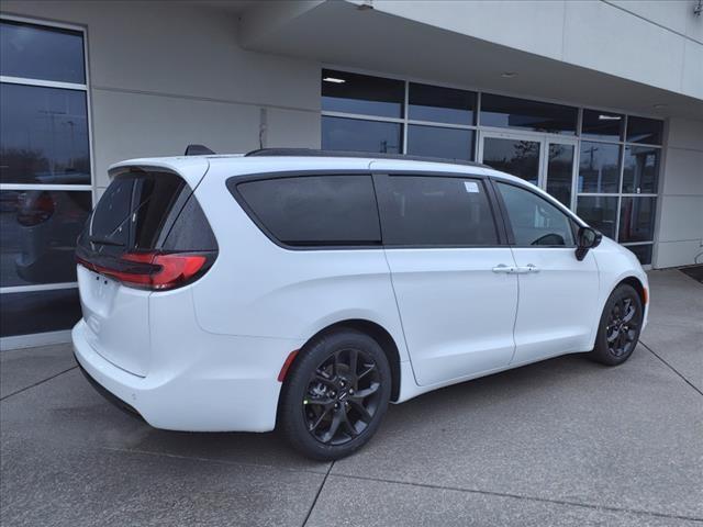 new 2024 Chrysler Pacifica car, priced at $46,991