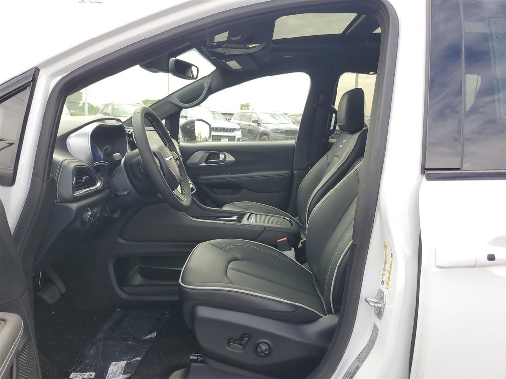 new 2025 Chrysler Pacifica Hybrid car, priced at $44,497
