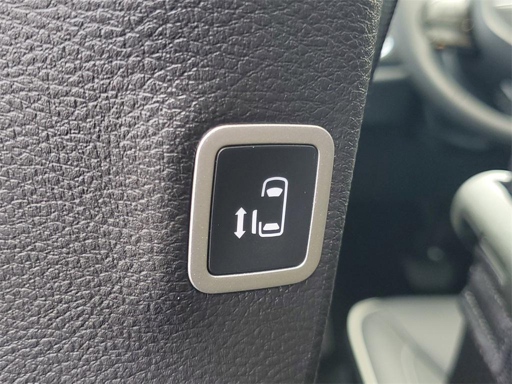 new 2025 Chrysler Pacifica Hybrid car, priced at $44,497