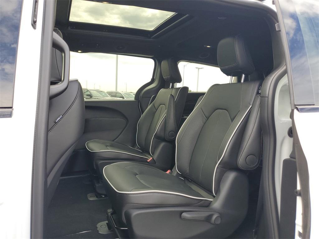new 2025 Chrysler Pacifica Hybrid car, priced at $44,497
