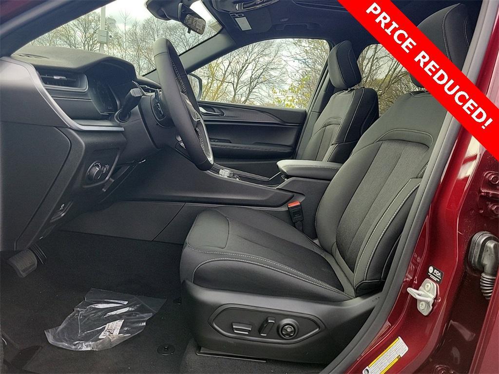 new 2025 Jeep Grand Cherokee car, priced at $33,108