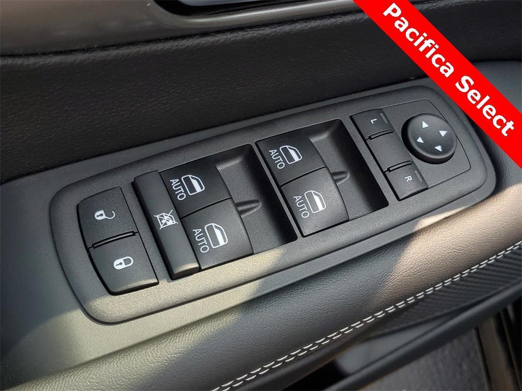 new 2025 Chrysler Pacifica car, priced at $38,622