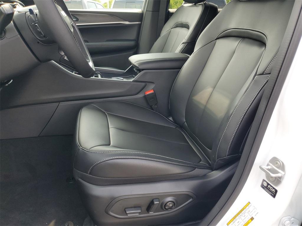 new 2025 Jeep Grand Cherokee car, priced at $46,700
