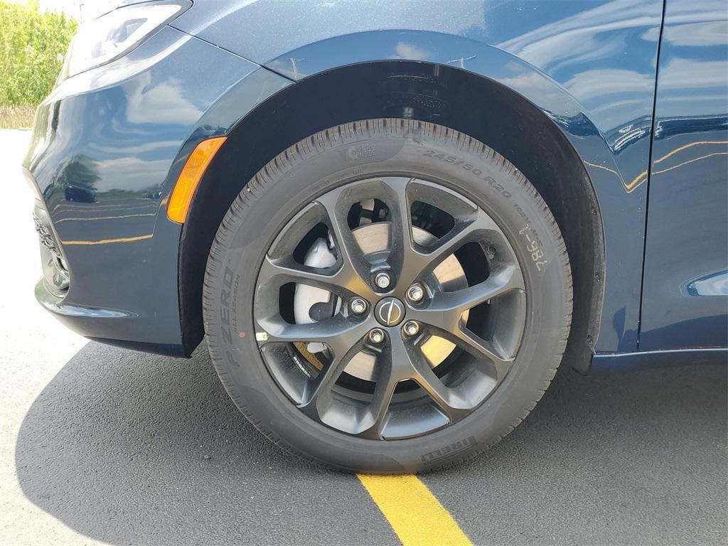 new 2025 Chrysler Pacifica car, priced at $51,314