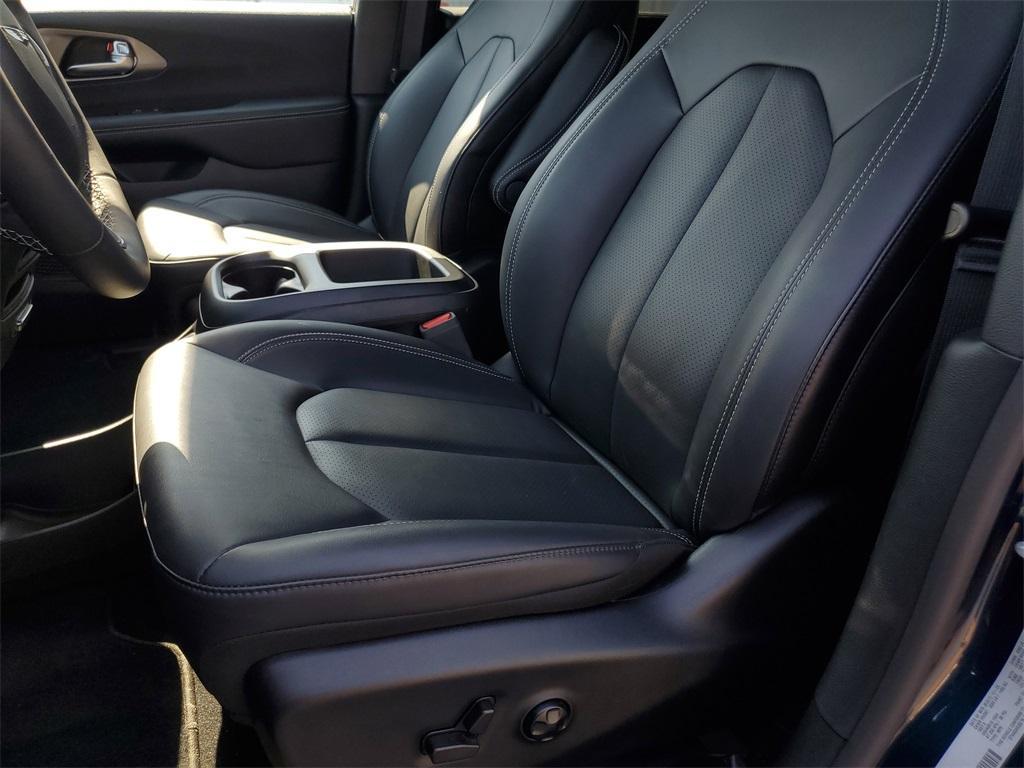 used 2025 Chrysler Pacifica car, priced at $39,995